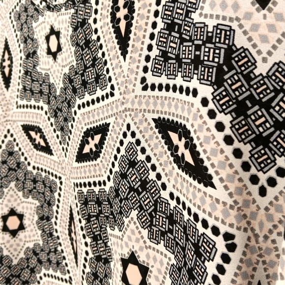 Cato EUC Women's HiLo Blouse, Size Large, Sleeve Split, Lightweight - Picture 4 of 11